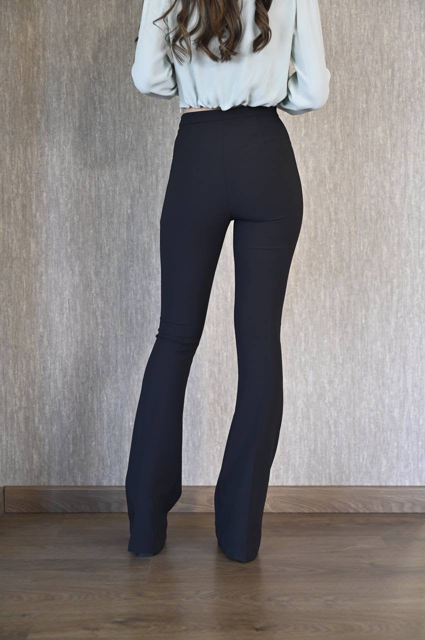 Pantalone a palazzo in crêpe stretch.
Elisabetta Franchi