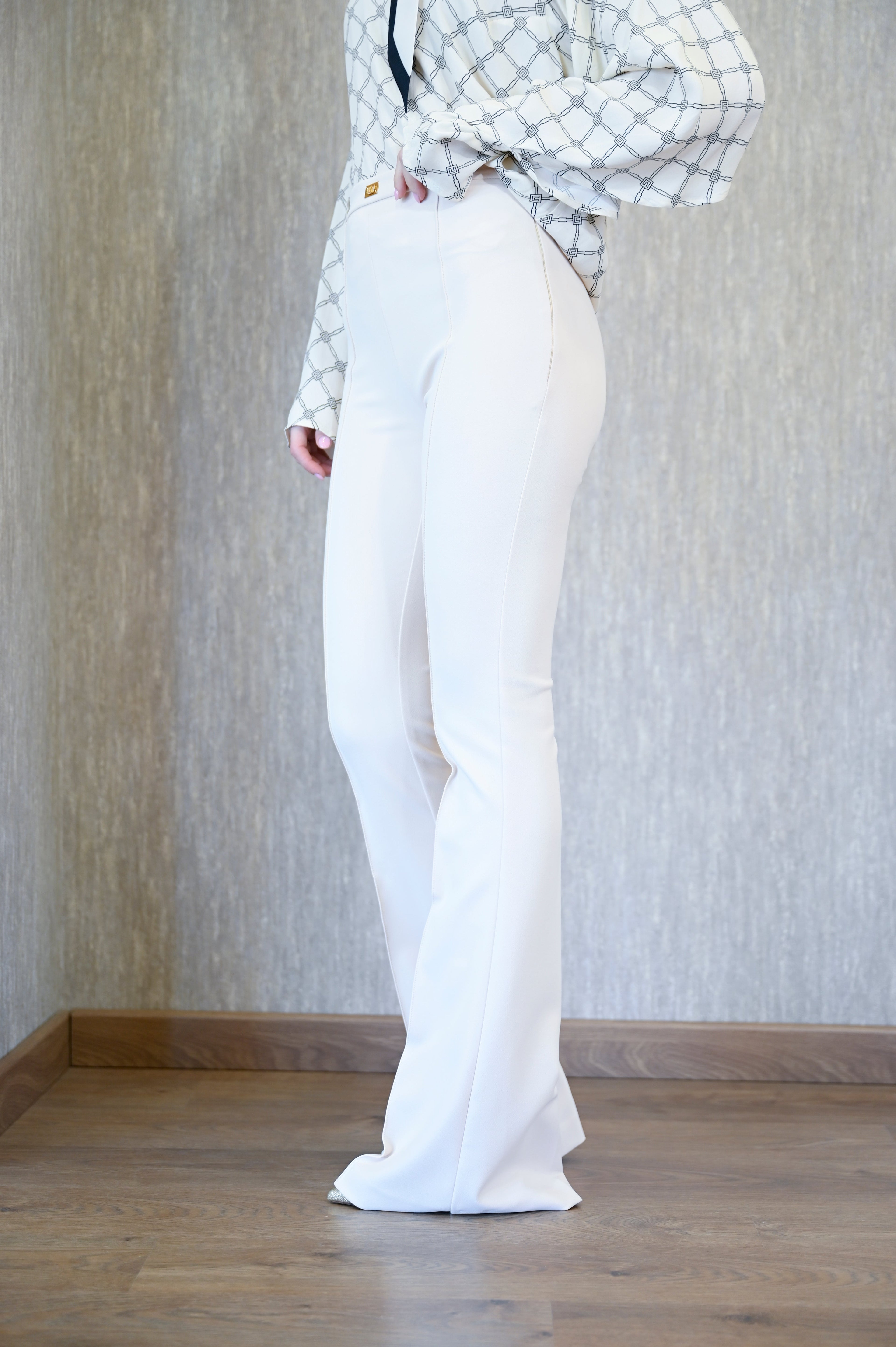 Pantaloni a zampa in crepe con placca logo Elisabetta Franchi Elisabetta Franchi PE25