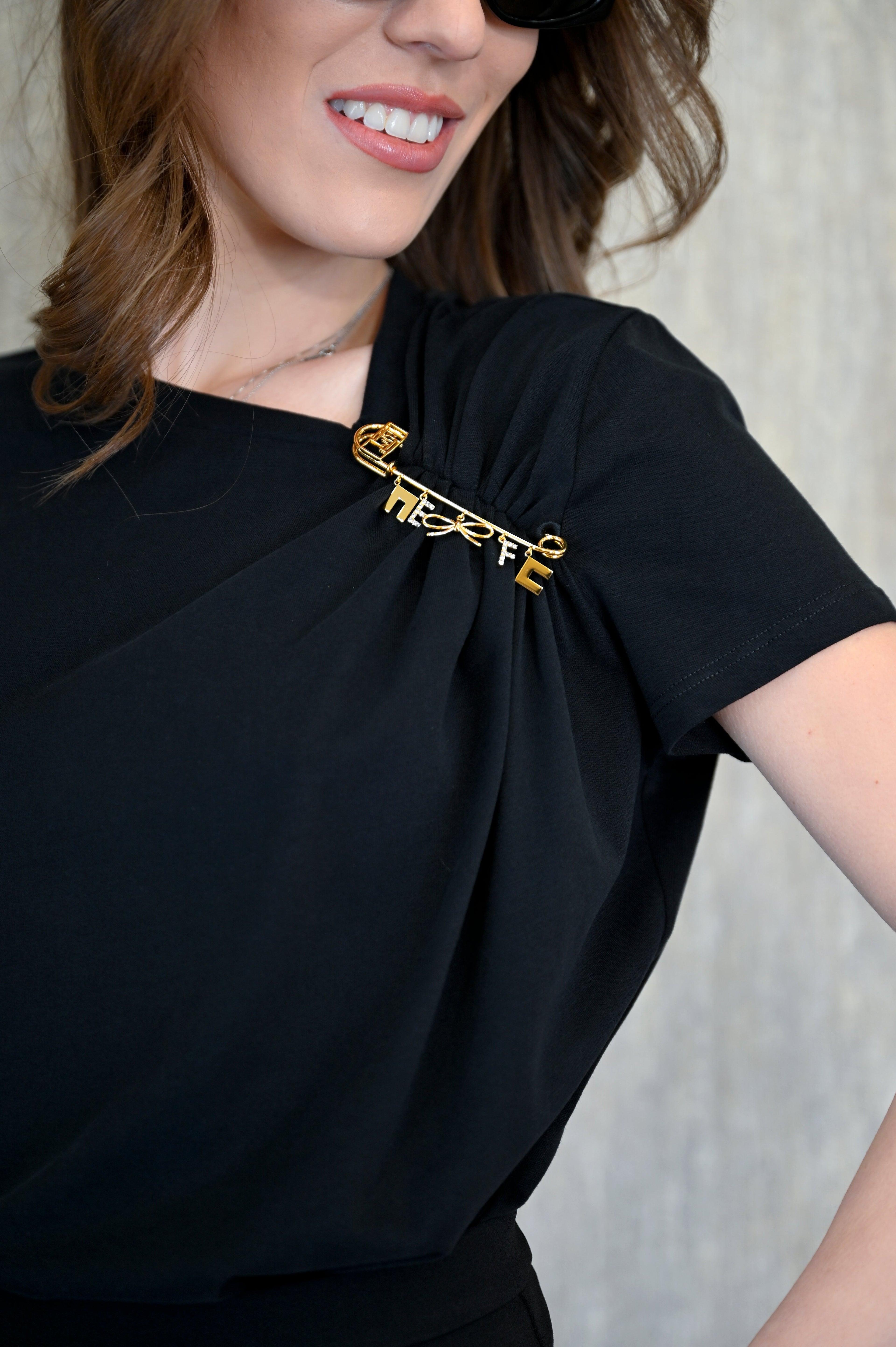 T-shirt in jersey con spilla gioiello Elisabetta Franchi Elisabetta Franchi PE25