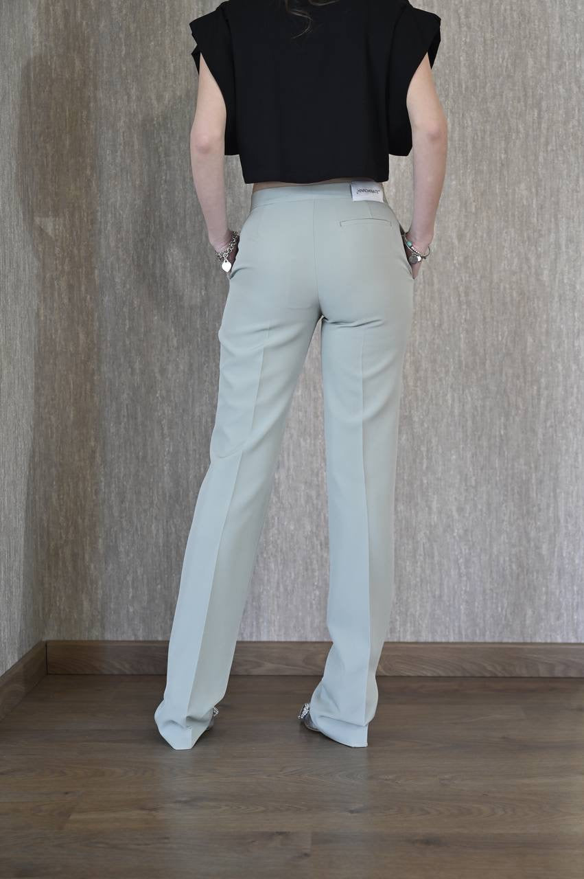 Pantalone slim fit vita alta con etichetta sul retro.
Hinnominate